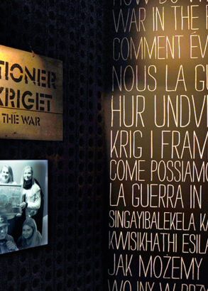 "Reflektioner kring kriget" st&aring;r det p&aring; en v&auml;gg med en bild p&aring; glada ungdomar under. P&aring; en v&auml;gg invid st&aring;r det "Hur undviker vi krig i framtiden" p&aring; flera spr&aring;k.