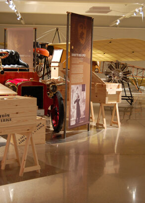 En utst&auml;llning &ouml;ver "Aviat&ouml;r Carl Cederstr&ouml;m", en tr&auml;box med hans namn p&aring; st&aring;r p&aring; ett stativ och strax intill en r&ouml;d antik bil. I bakgrunden ett flygplan av &auml;ldre modell samt en docka i verklig storlek kl&auml;dd i pilotkl&auml;der.