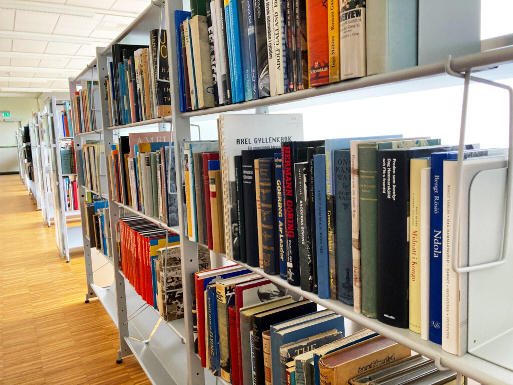 Hyllmeter efter hyllmeter med böcker på temat flygplanshistoria