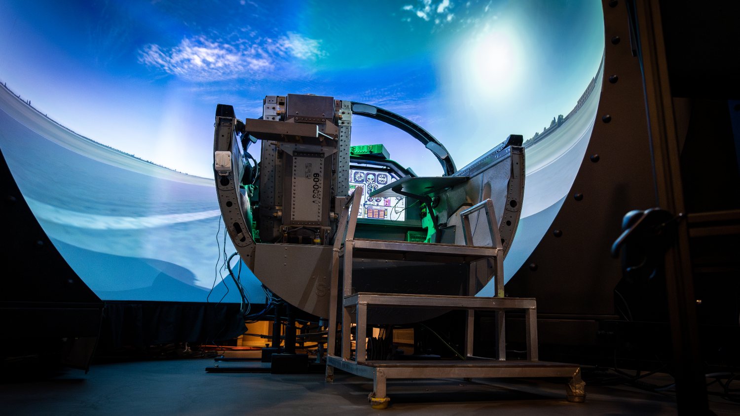 En flygsimulator med stor sk&auml;rm st&aring;r redo f&ouml;r n&auml;sta bes&ouml;kare