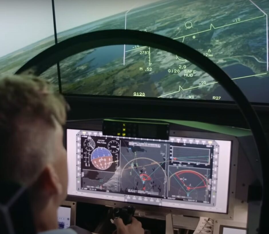 Max Willman, tidigare stridspilot p&aring; JAS 39 Gripen, testar simulatorn p&aring; Flygvapenmuseum