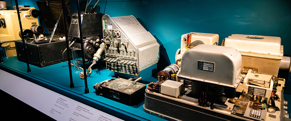 F&ouml;rem&aring;l mot bl&aring; bakgrund fr&aring;n utst&auml;llningen Flygf&auml;rdig.