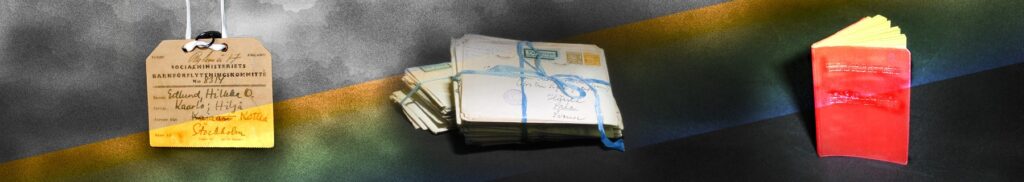 En gammal adressetikett med överskriften Socialministeriets barnförflyttningskommitté, två buntar med vita frankerade brev ihopbundna med blått band samt en röd anteckningsbok. 