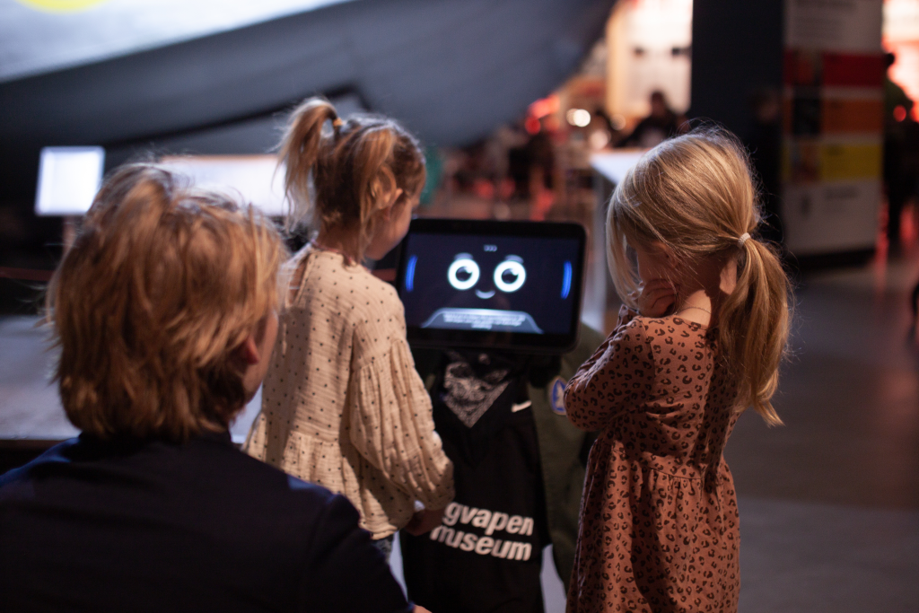 Två barn interagerar med AI-roboten Elsa